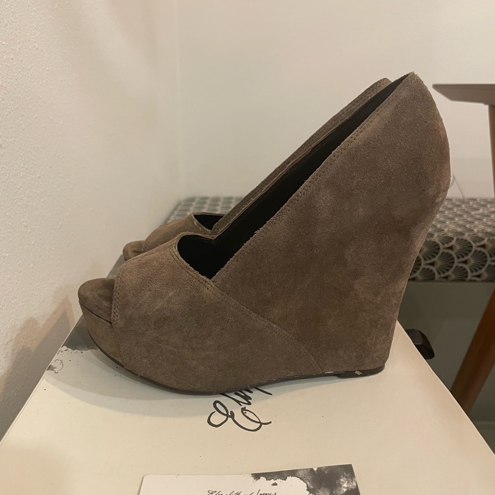 Elizabeth and James Taupe Suede wedges - Picture 5 of 6